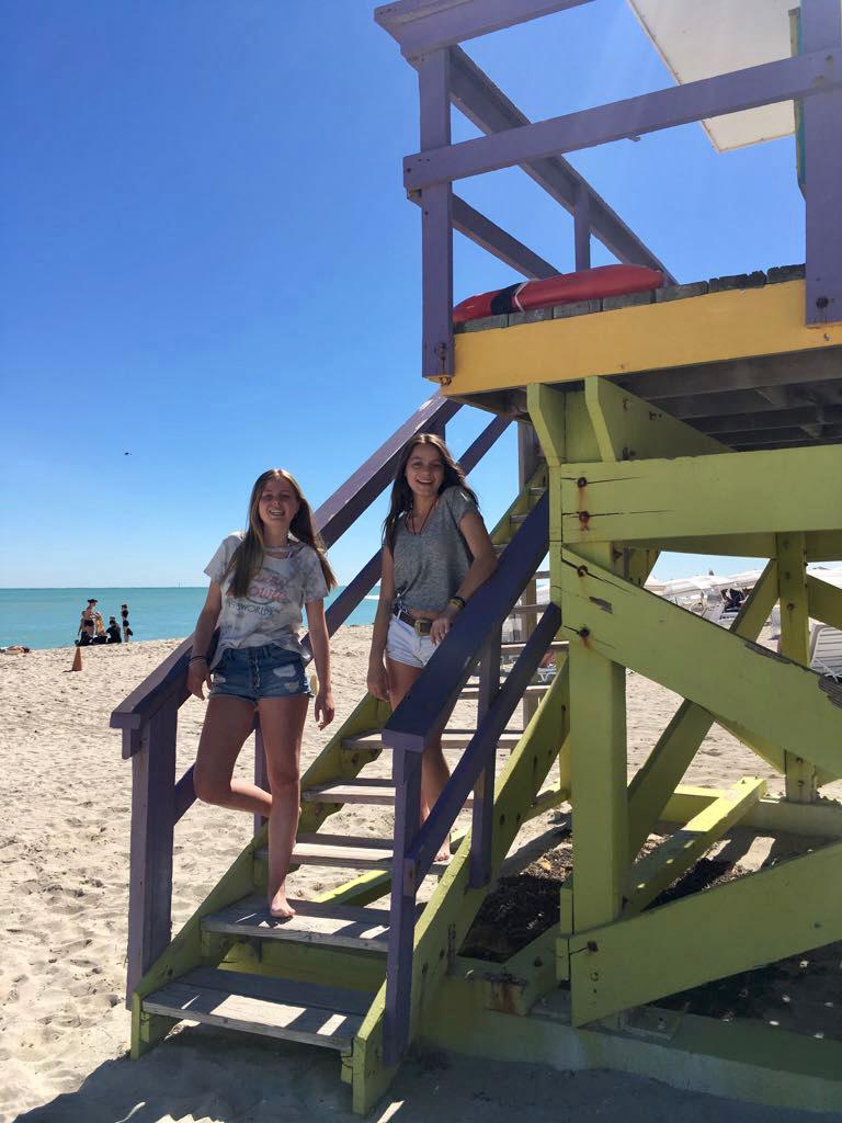 Colorida torre de salvavidas en las playas de Miami