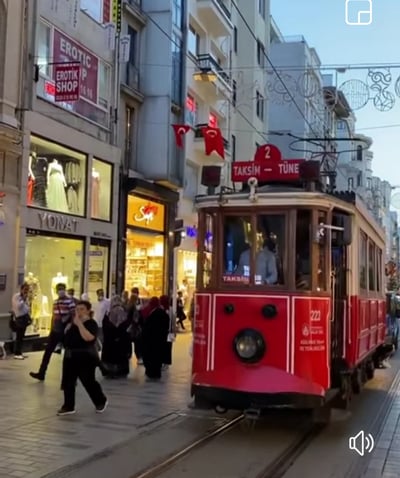 Tranvía que recorre la Avenida Istiklal hasta la Plaza Taksim en Estambul, Turquía 2