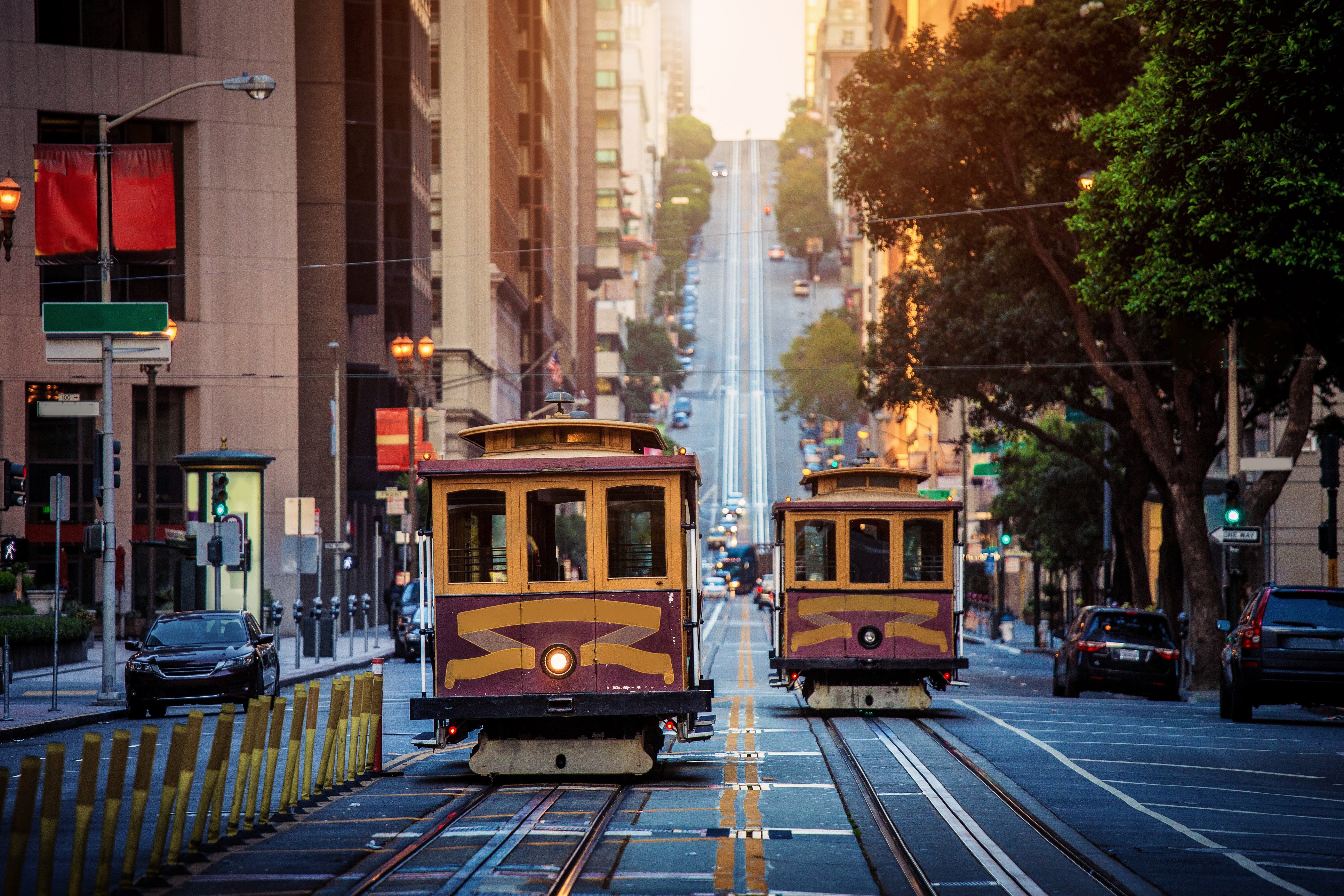 Tranvías en las calles de San Francisco en un road trip por California