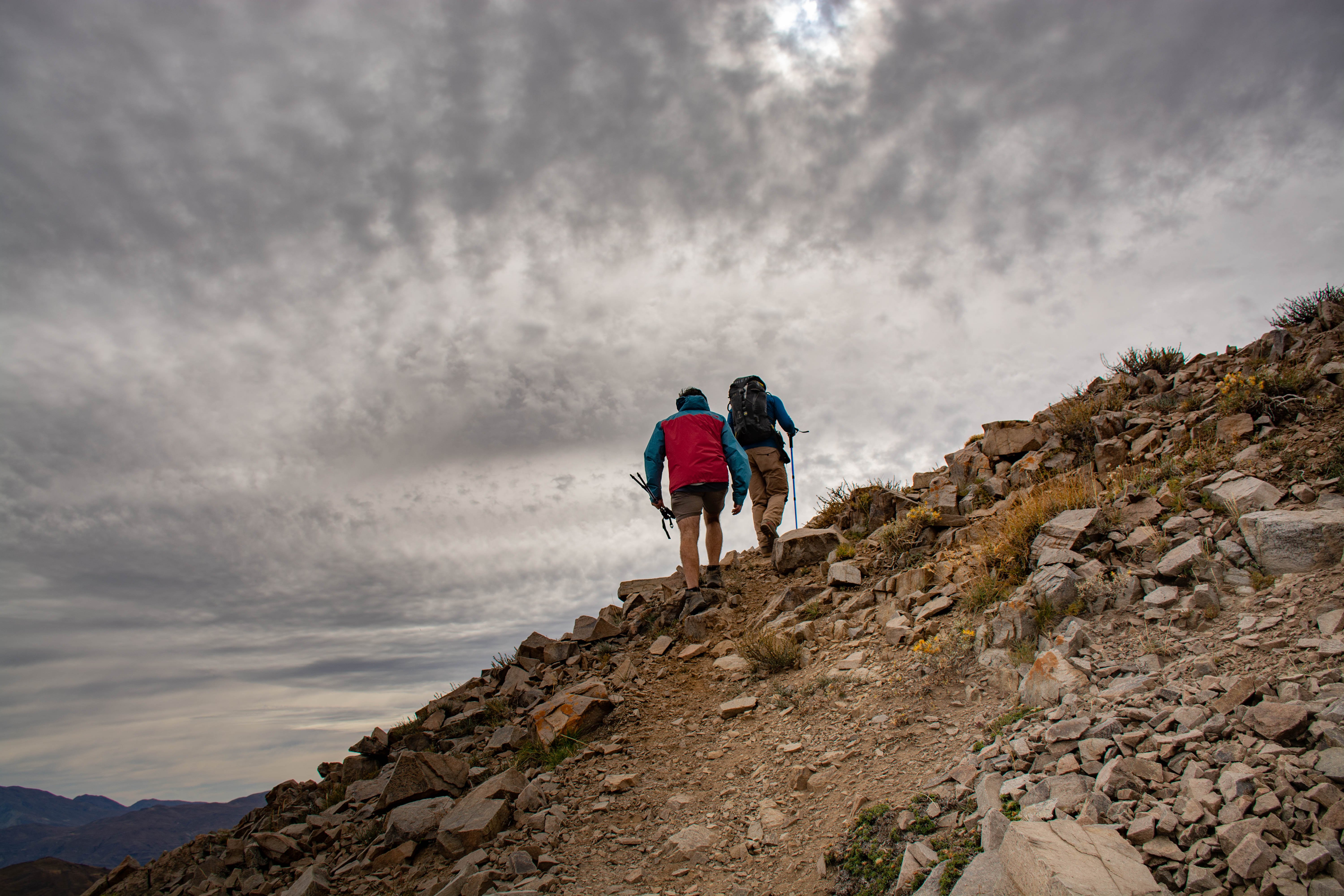 Dos hombres realizando trekking en el Cajón del Maipo desde Las Majadas de Pirque
