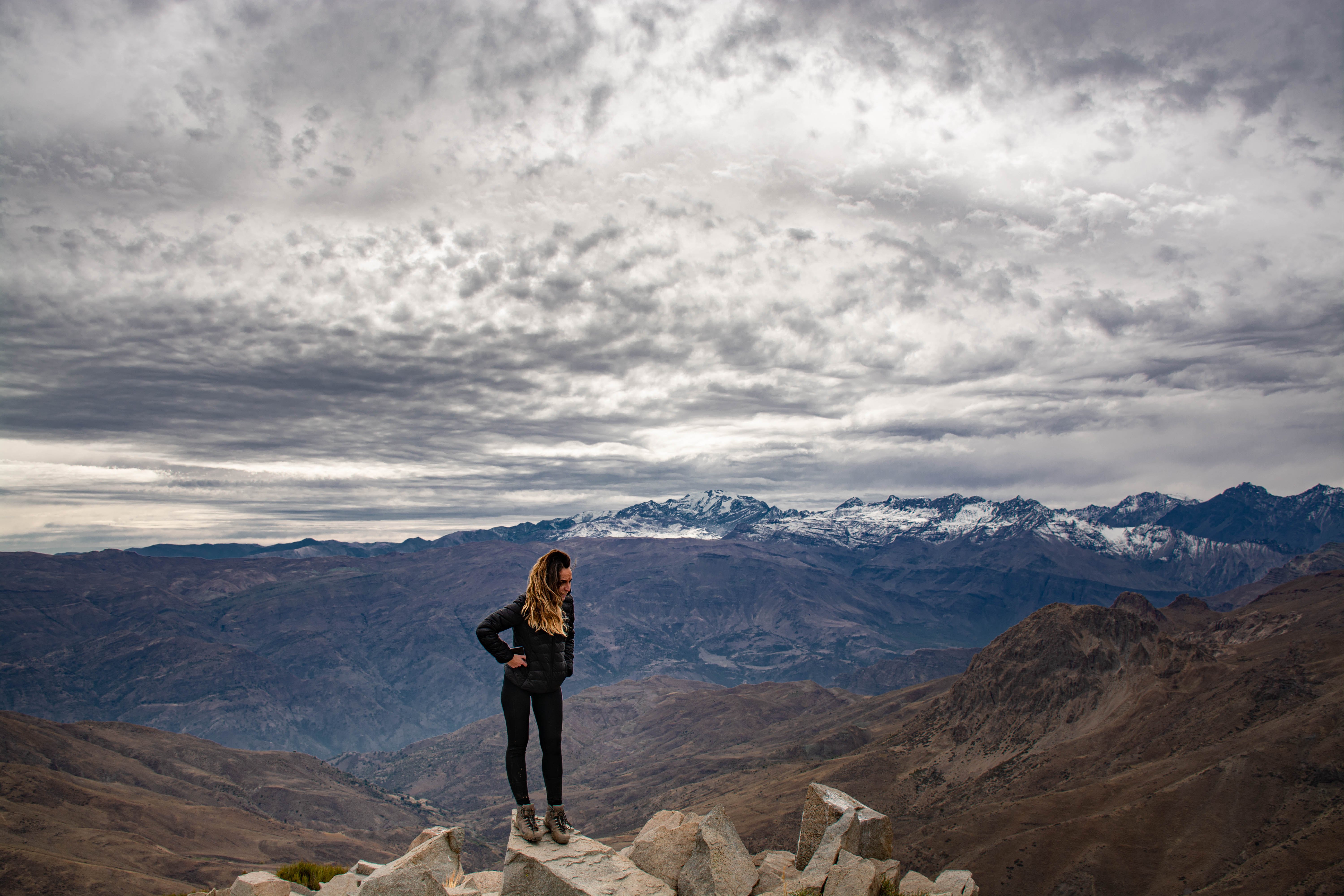Mujer en un trekking en el Cajón del Maipo desde Las Majadas de Pirque 3