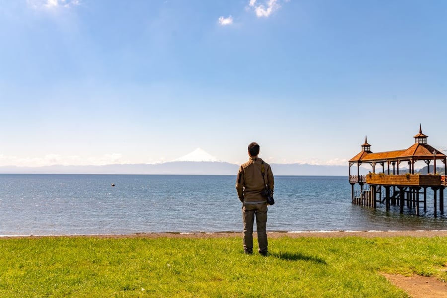 Mirando-el-volcán-Osorno-vista-Lakeshore-en-Frutillar-región-de-los-lagos-Chile-1024x683