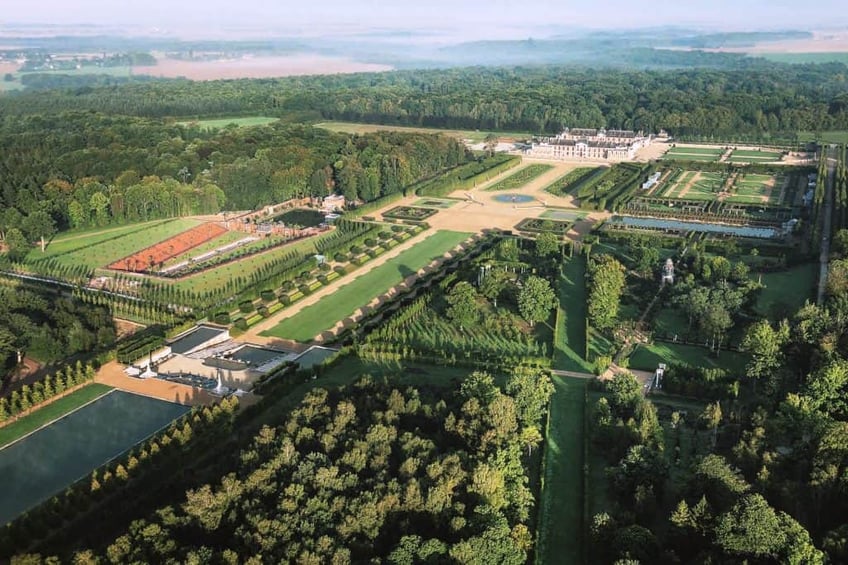 Vista aérea de Chateau du Champ de Bataille en Normandía, Francia