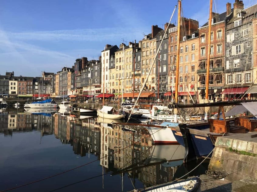 Puerto de Honfleur con barcos en Normandía, Francia