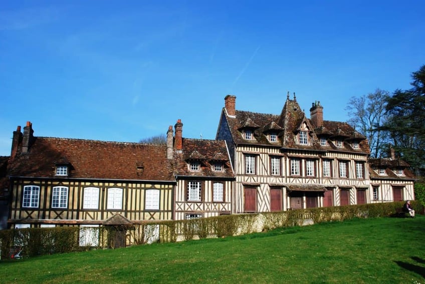 Construcciones típicas de Lyons-La-Foret en Normandía, Francia