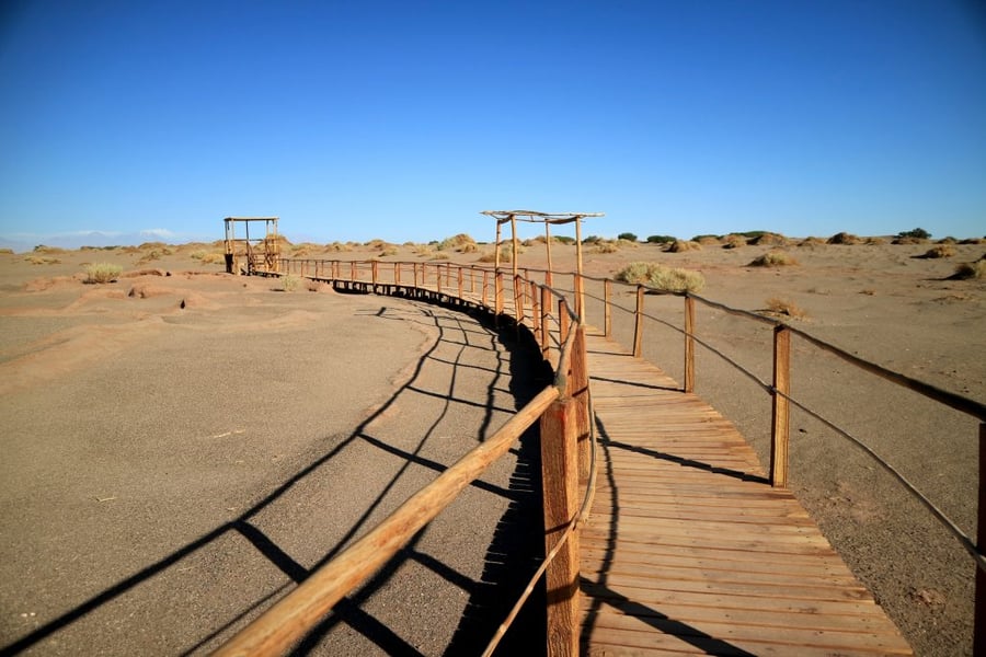 Pasarela-de-madera-en-el-sitio-arqueológico-de-Tulor-desierto-de-Atacama-norte-de-Chile-1024x683