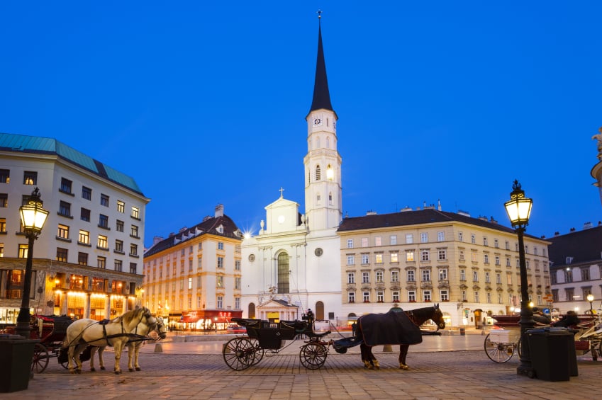 Carroza en calles de Viena de noche, capital de Austria
