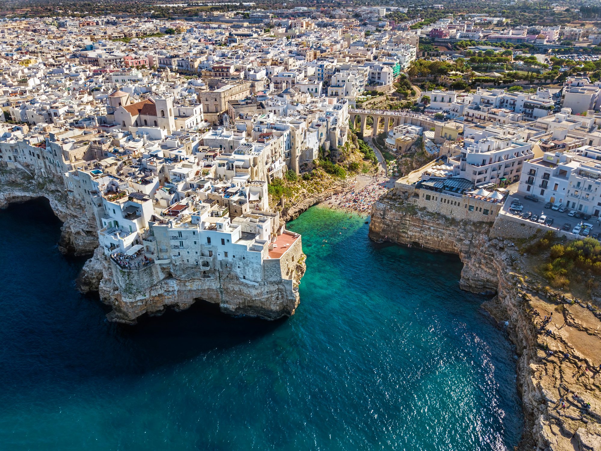 Vista aérea de Polignano a Mare en Puglia, viaje a Italia