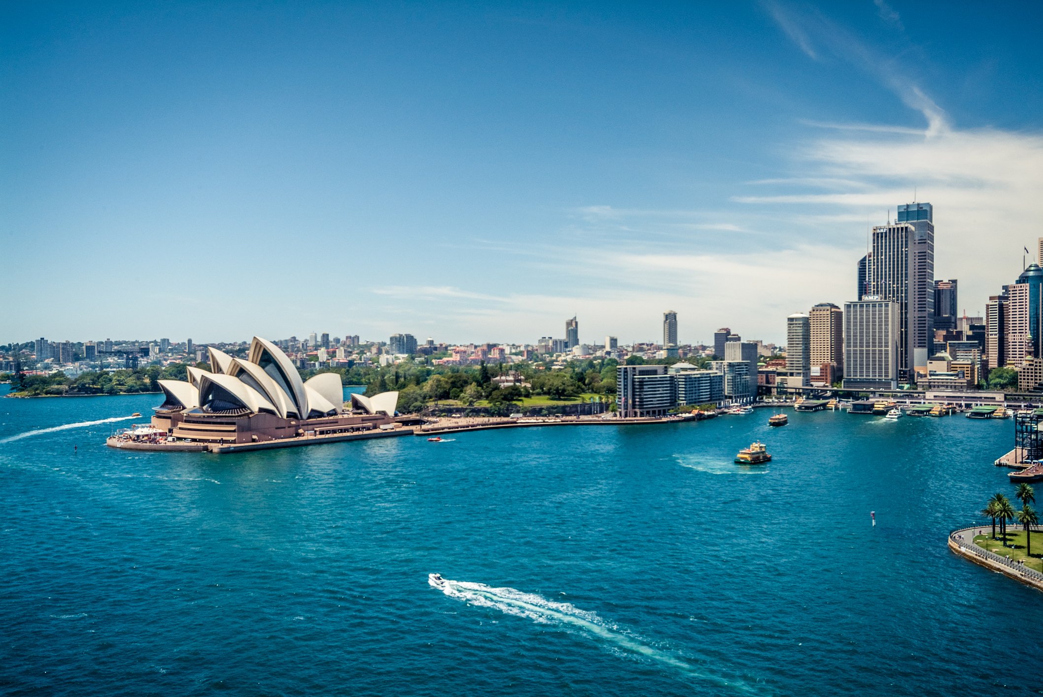 Vista aérea de Sídney, Australia, con Opera House y mar