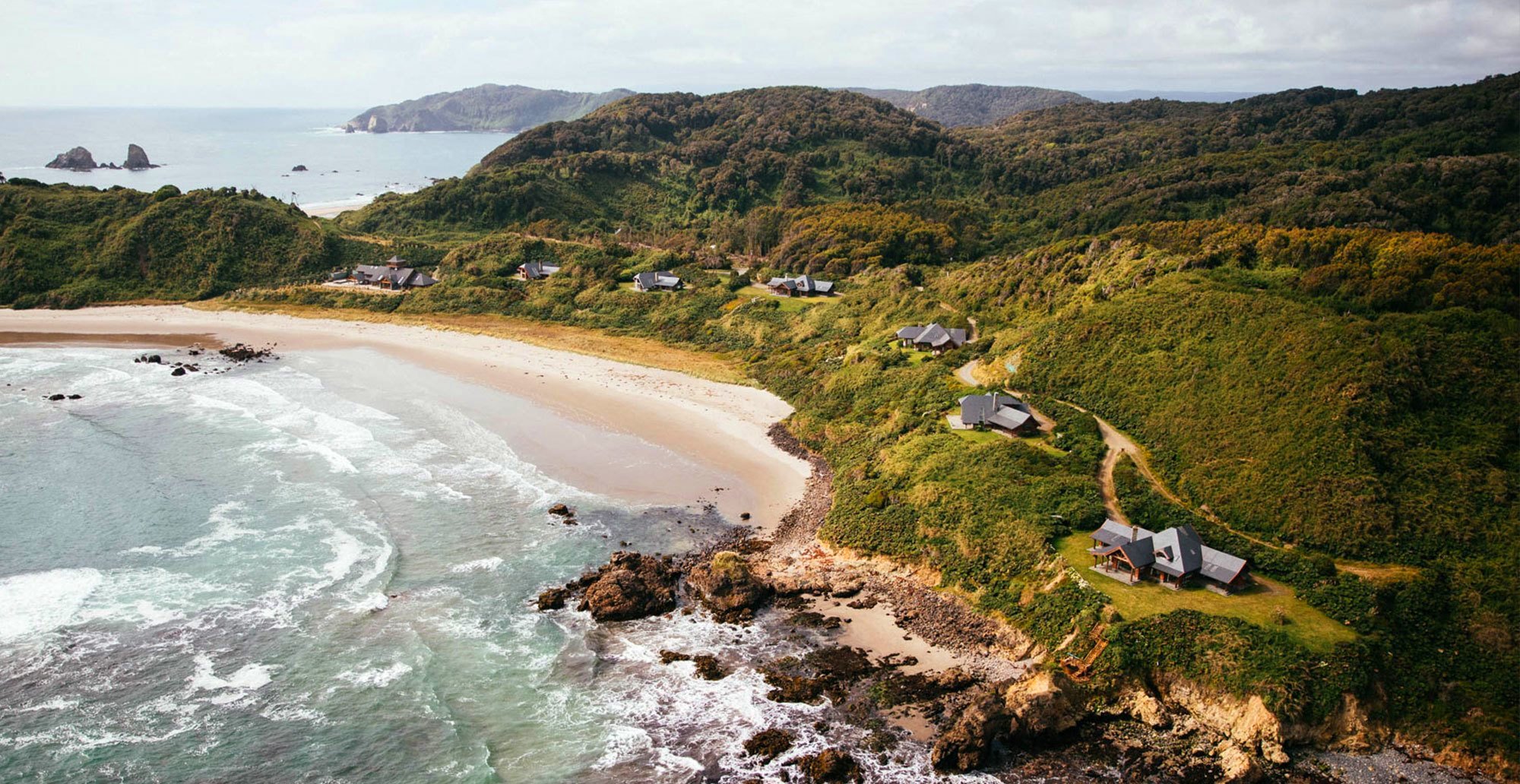 Vista aérea del Hotel Mari Mari y sus seis villas en medio del bosque y junto al mar