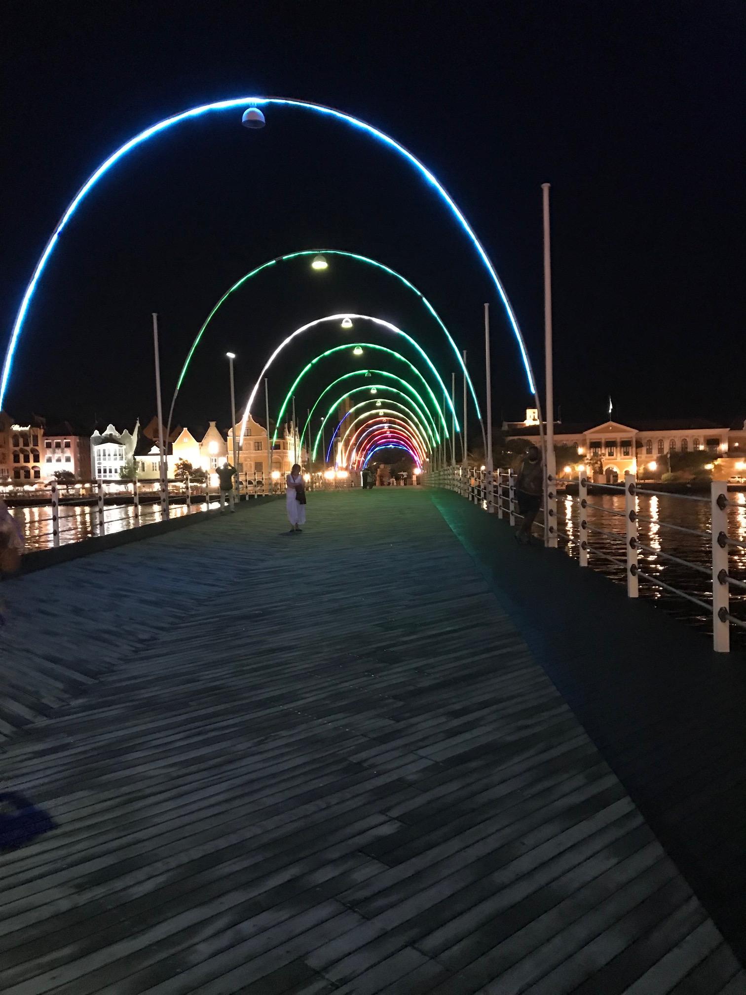 Vista de Willemstad y puente de Pontones Reina Emma en Curazao de noche con luces