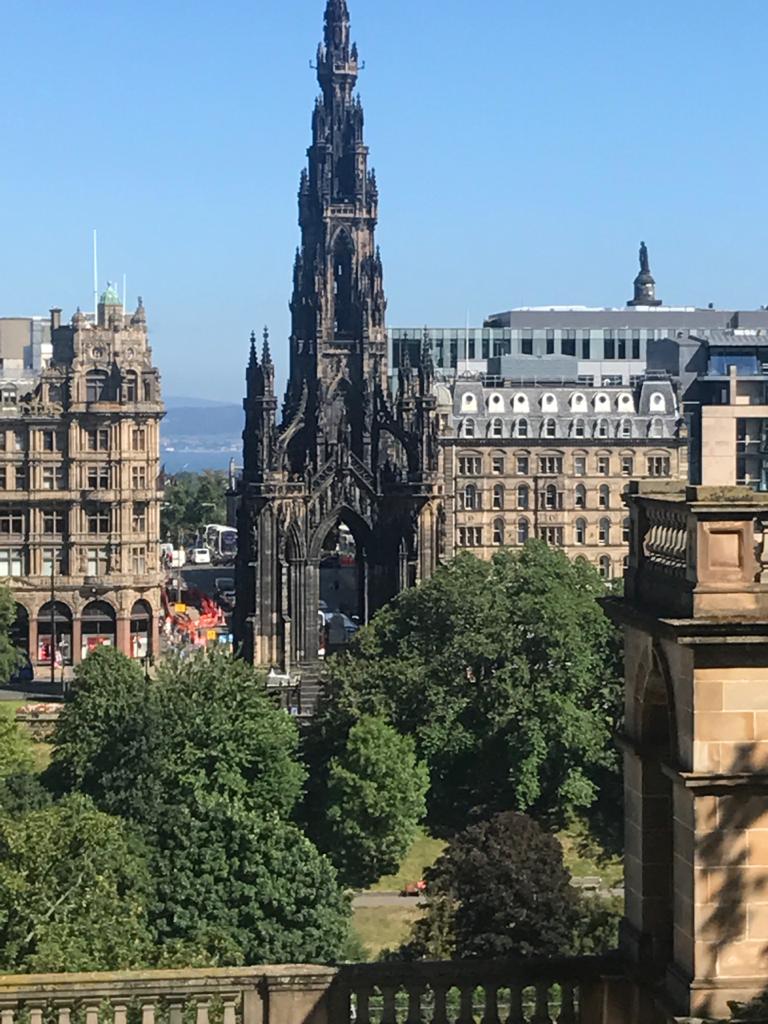 Vista del Monumento a Walter Scott en Edimburgo, Escocia