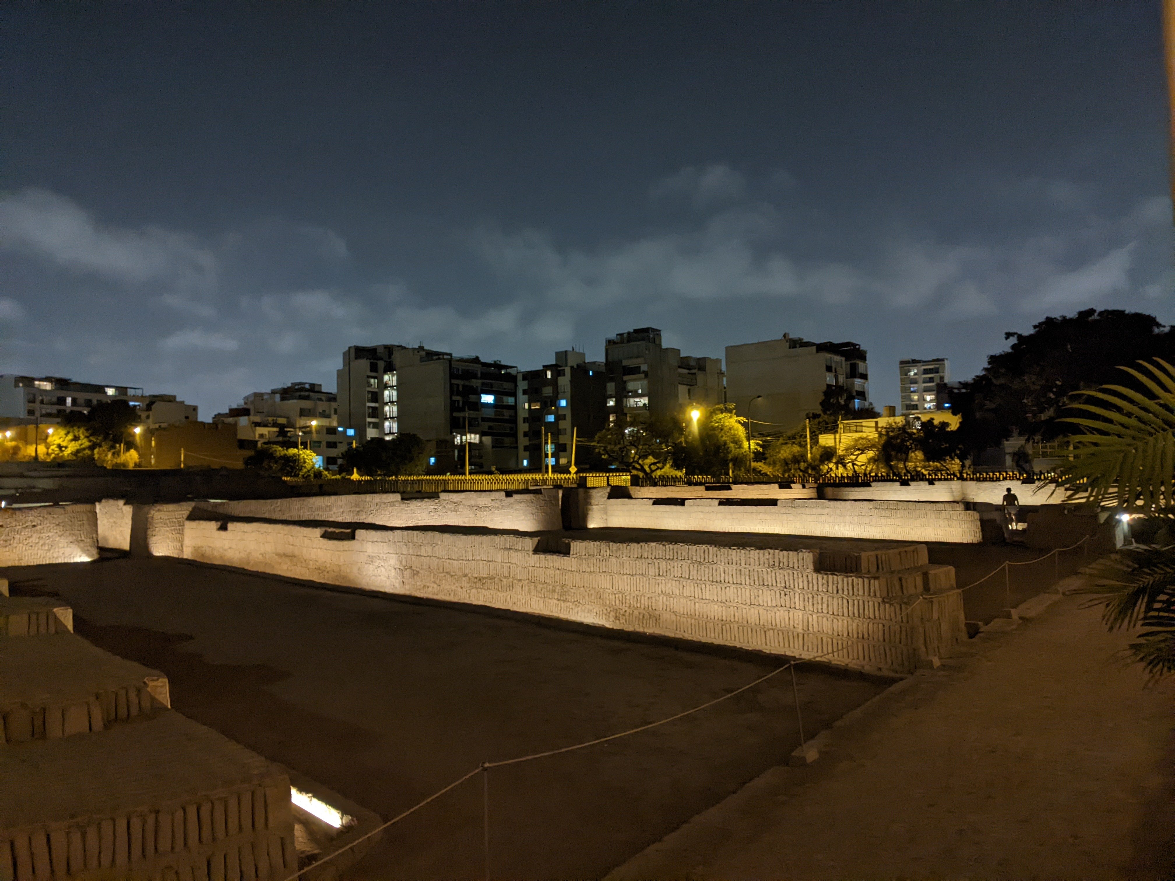 Vista del restaurante Huaca Pucllana en Lima, viaje a Perú