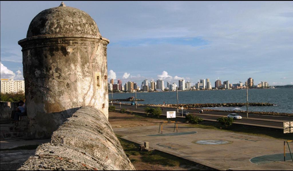 Vista hacia Boca Grande desde la Ciudad Amurallada en Cartagena de Indias, Colombia