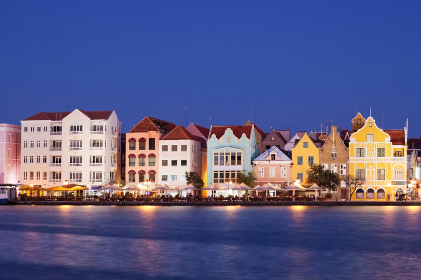 Willemstad, capital de Curazao, con luces de noche