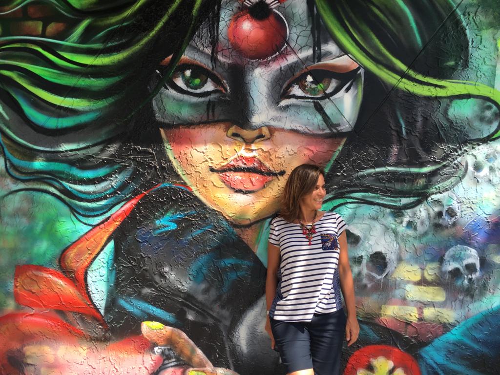Mujer en Wynwood Walls en Miami frente a un grafiti