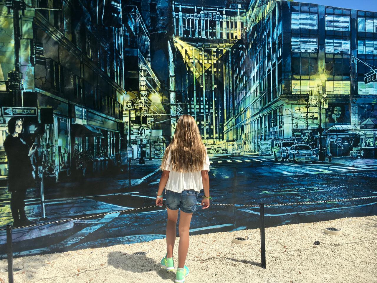 Mujer de espaldas a un graffiti en Wynwood Walls en Miami