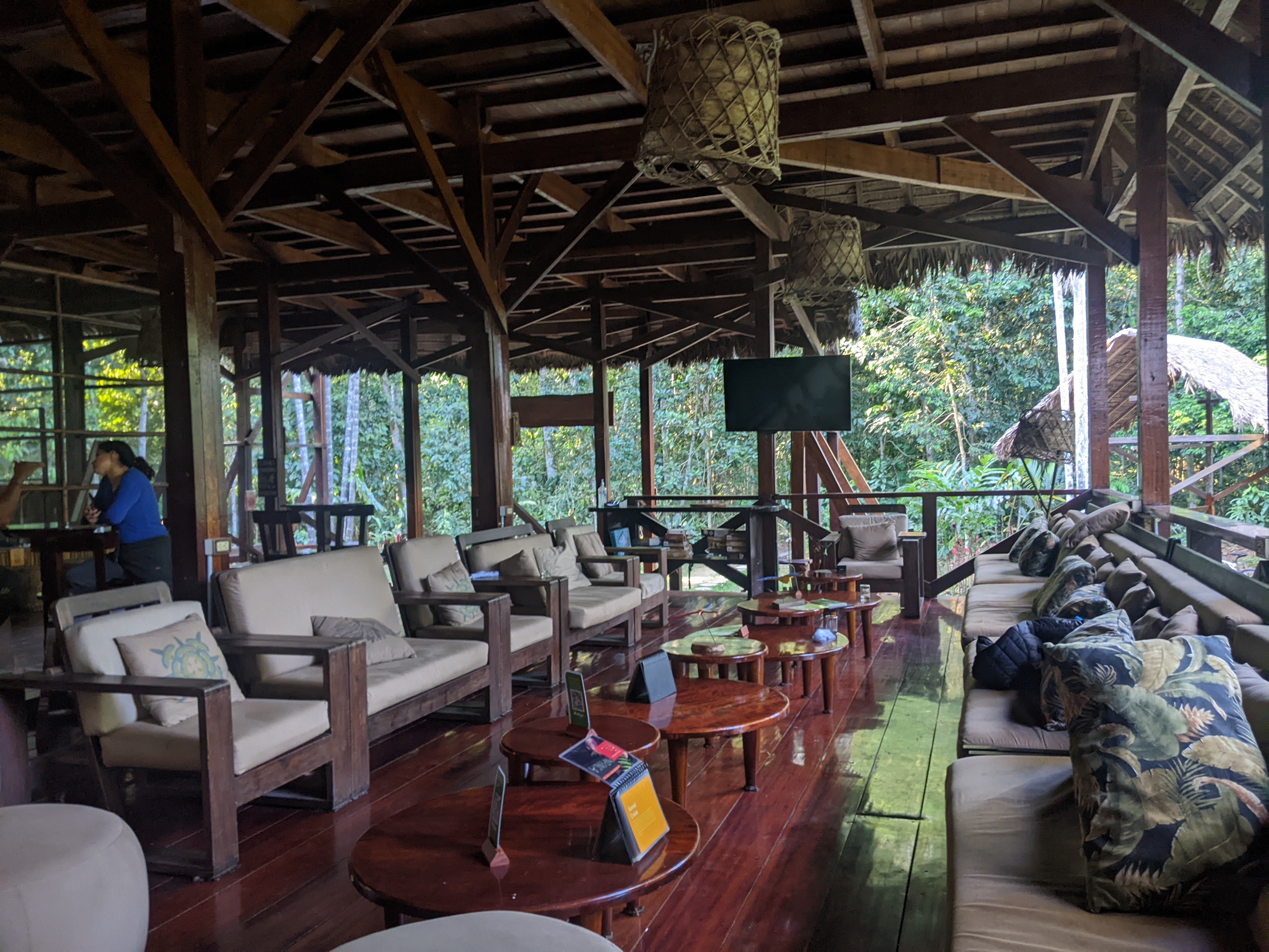 Zona común de Refugio Amazonas en selva peruana