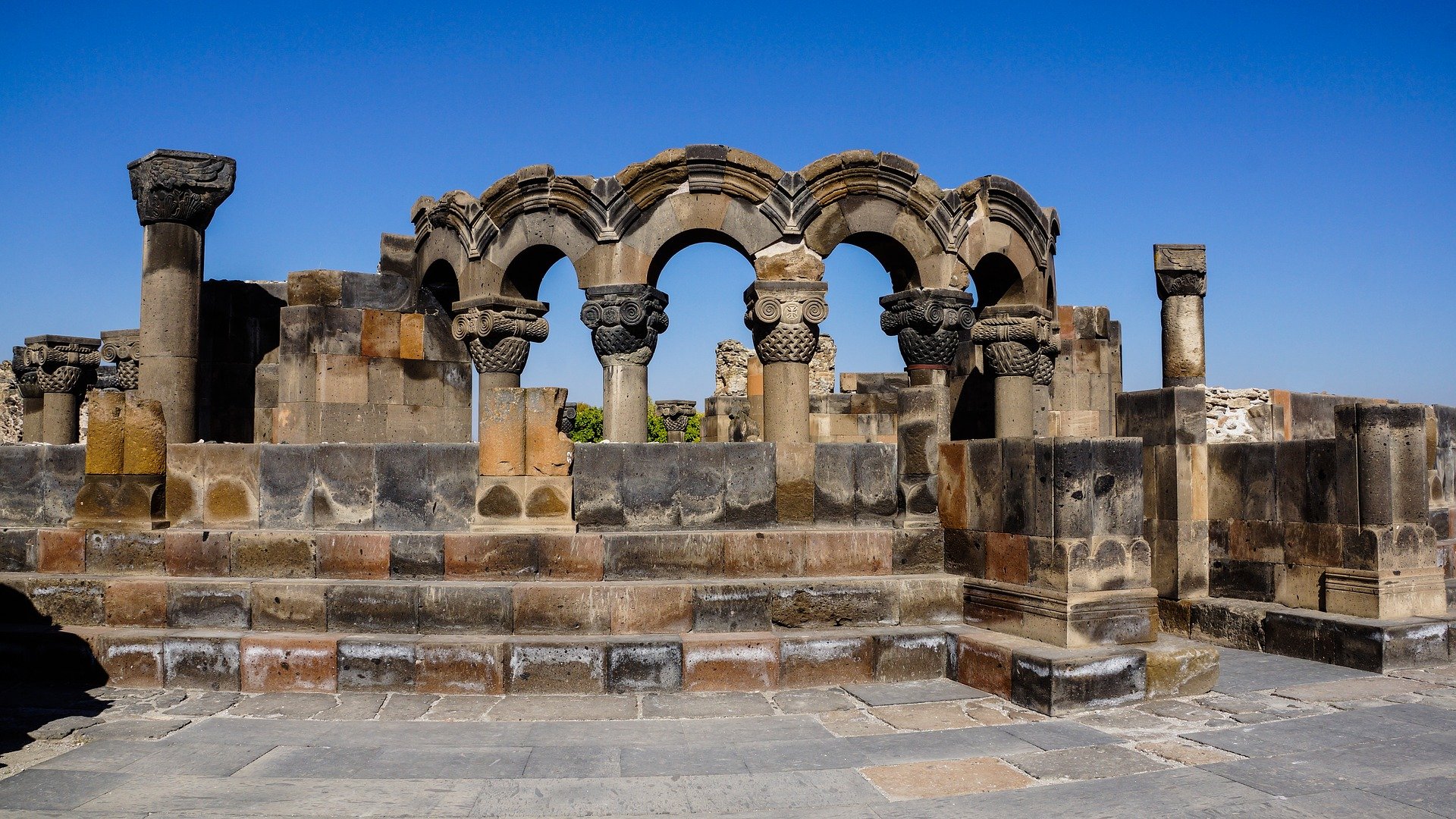 Catedral de Zvartnots en un viaje a Armenia