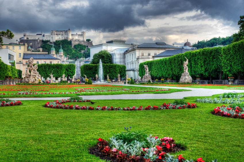 Jardín Mirabell con la Fortaleza de Hohensalzburg de fondo