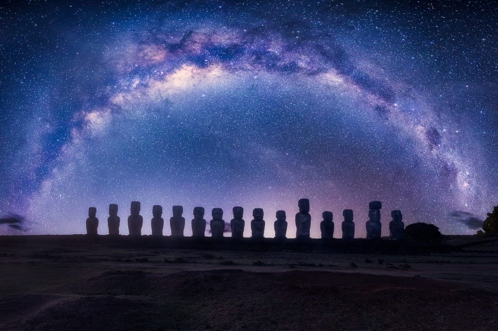 Ahu Tongariki bajo la Vía Láctea en Isla de Pascua