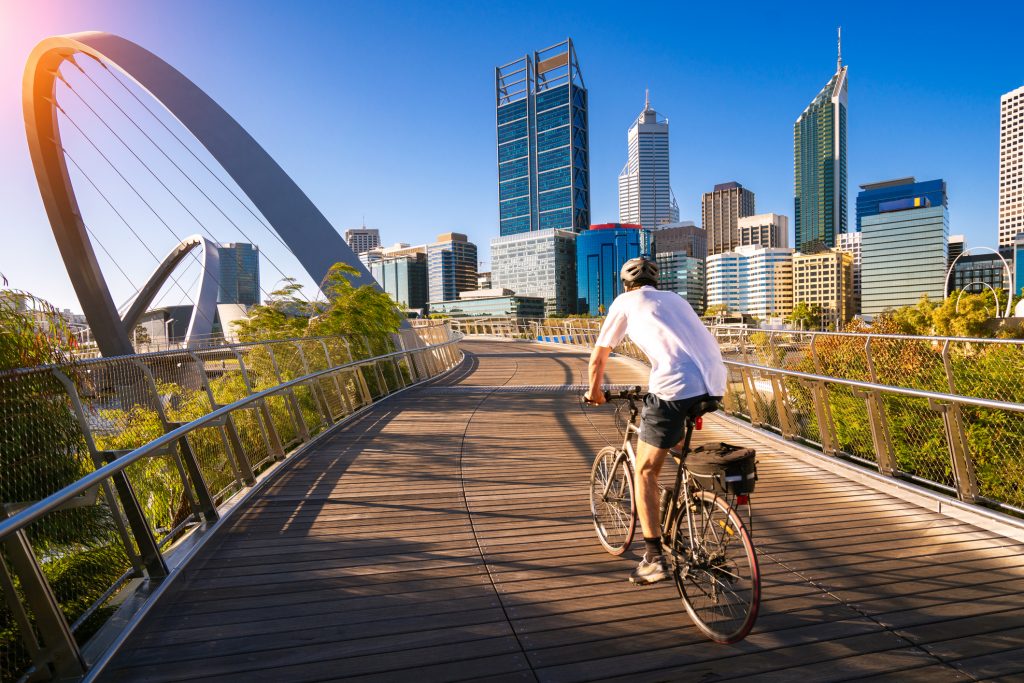 Hombre con visa Working Holiday en bicicleta en Australia