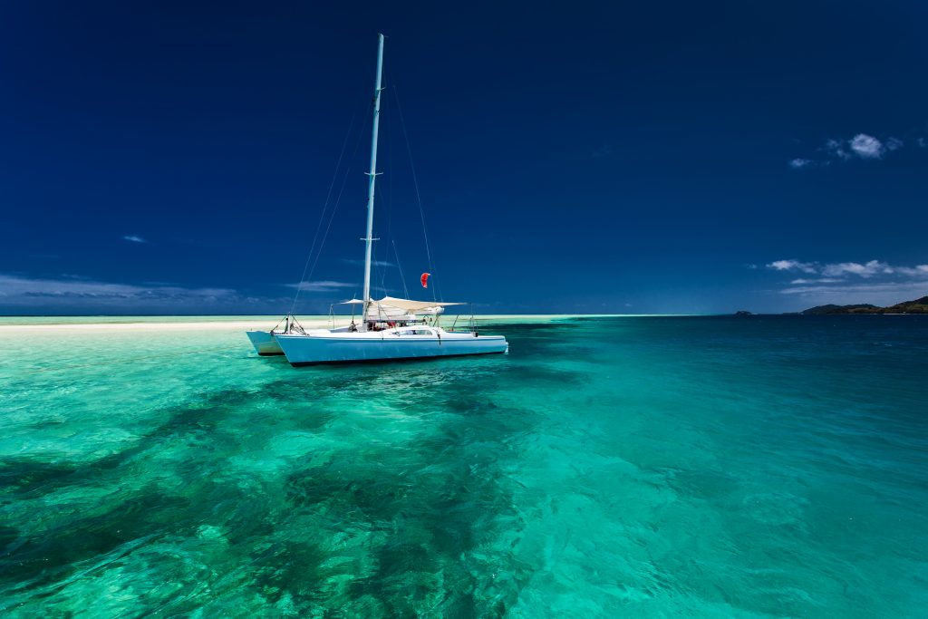 Catamarán navegando en la Polinesia Francesa