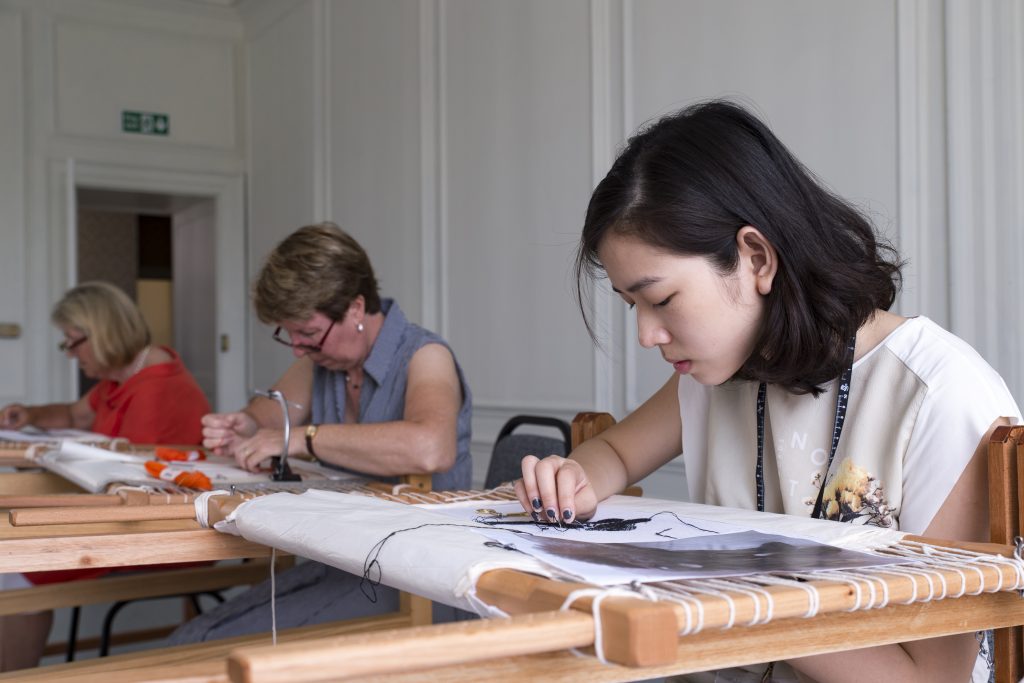 Estudiantes en clases de bordado