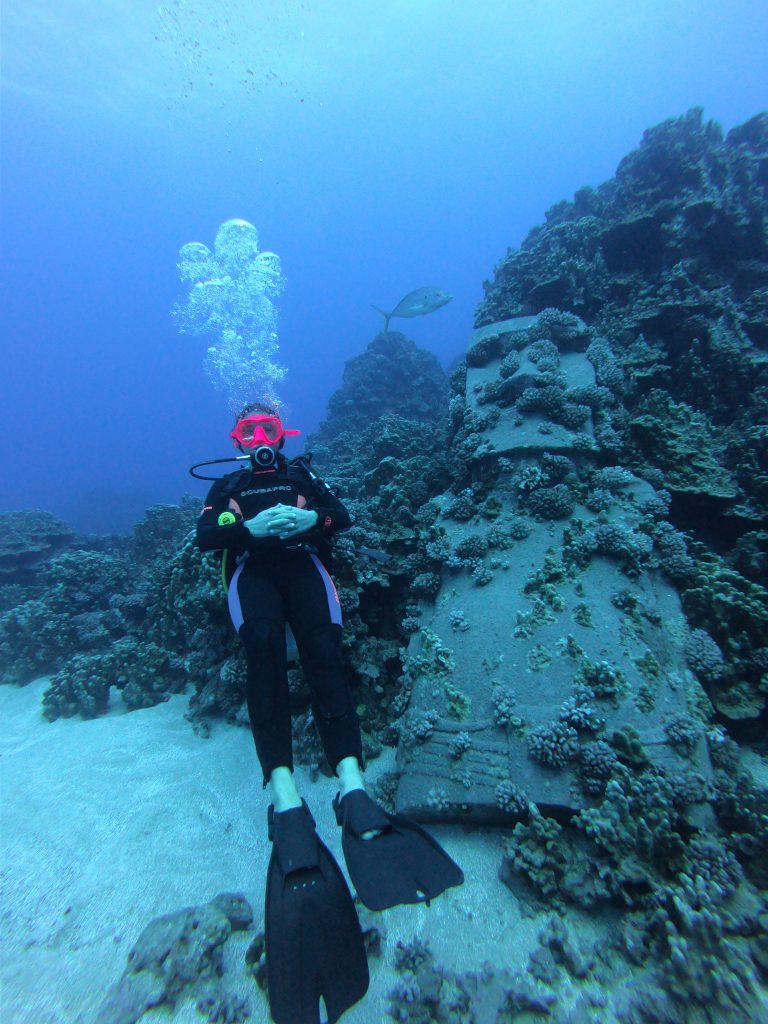 Tita Ureta buceando en el Moái Sumergido en Isla de Pascua