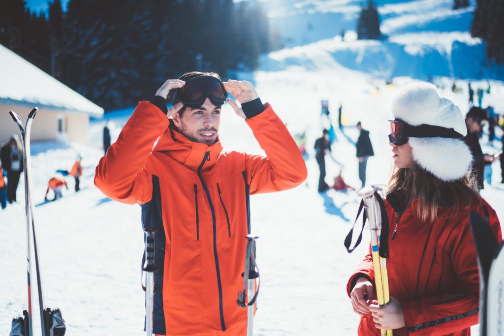 Pareja en la nieve en un ski all inclusive en los alpes europeos