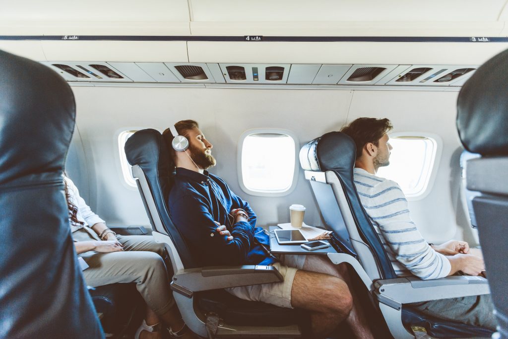 Personas sentadas en un avion