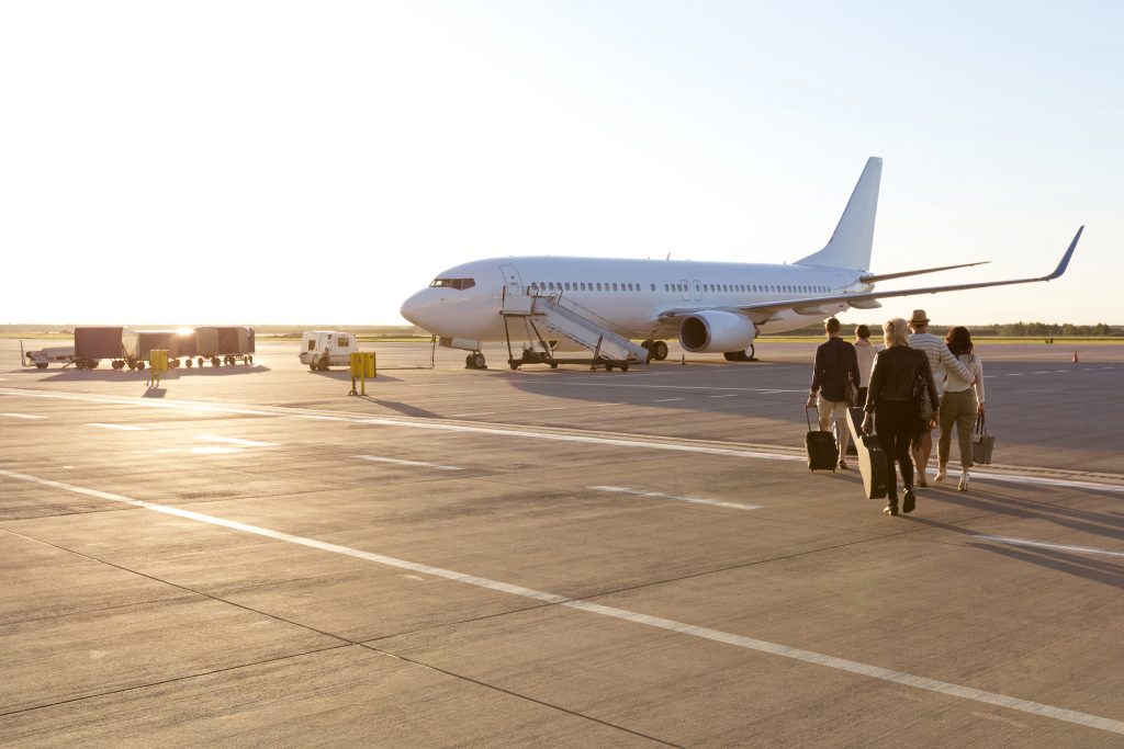 Vuelos baratos y pasajeros embarcando en avión