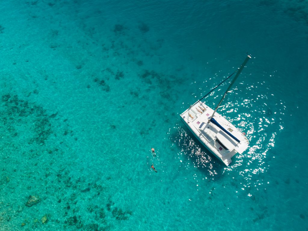 Yate en aguas tropicales del Caribe  