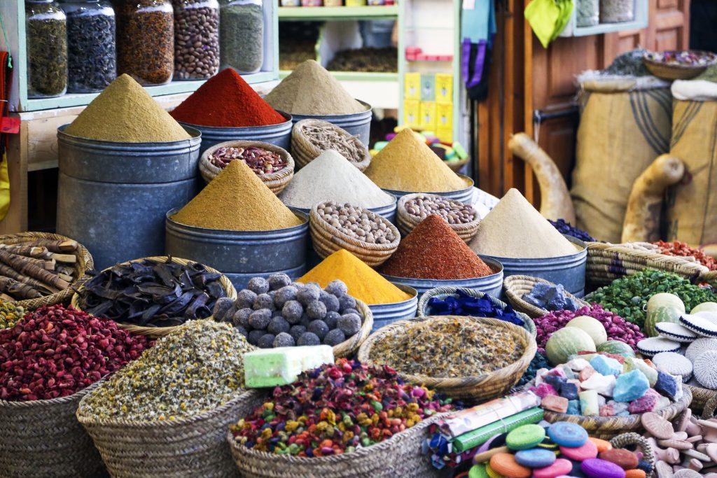 Coloridas especias orientales en un mercado indio