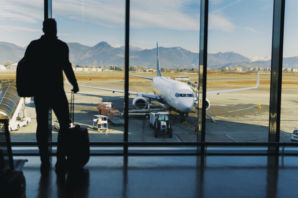 Viajero en aeropuerto