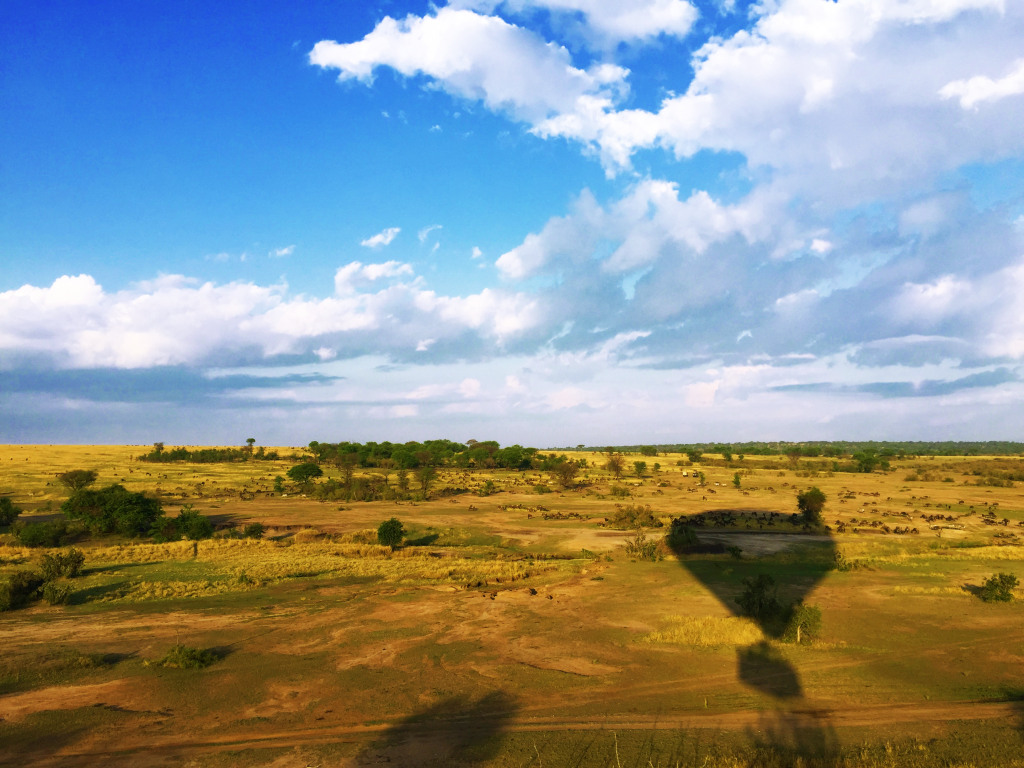Sombra de globo aerostático en Tanzania