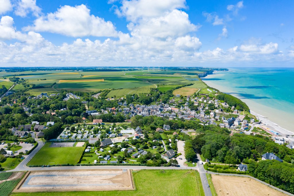 Vista aérea de Veules–les–Roses en Normandía, Francia