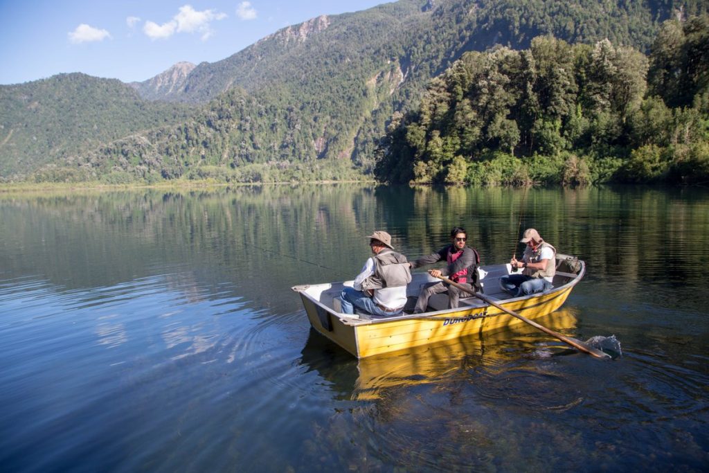 Grupo pescando en Laguna Pichi