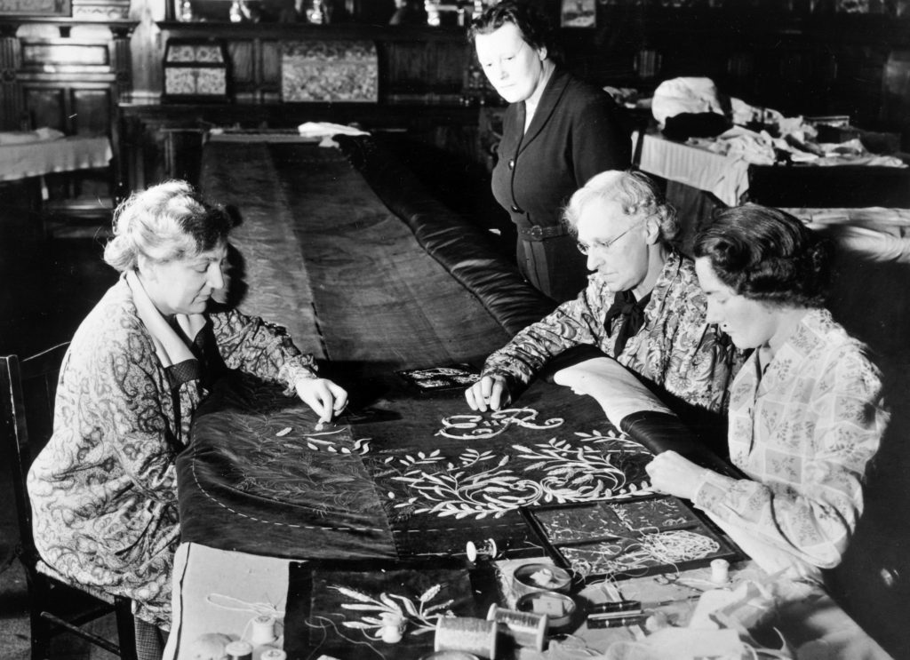 Mujeres bordando la tunica de coronacion de la Reina Isabel