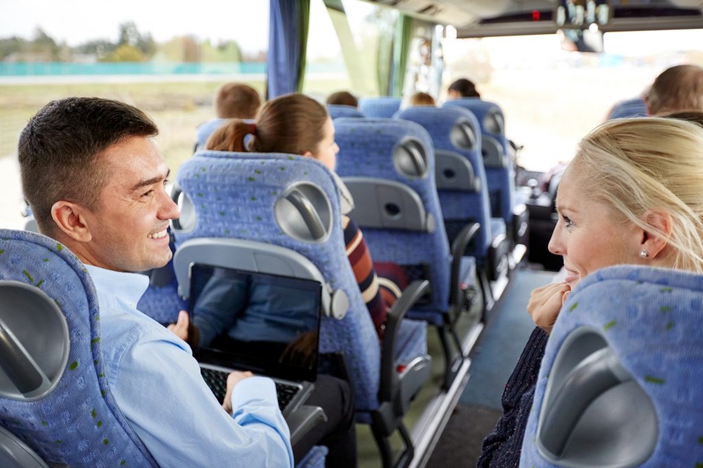 Personas con visa Working Holiday en un bus