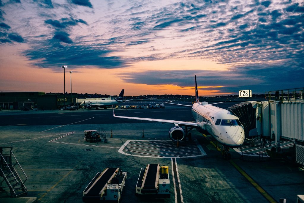 Avion en un aeropuerto.