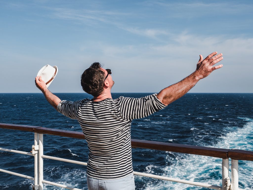 Hombre con los brazos arriba en un crucero