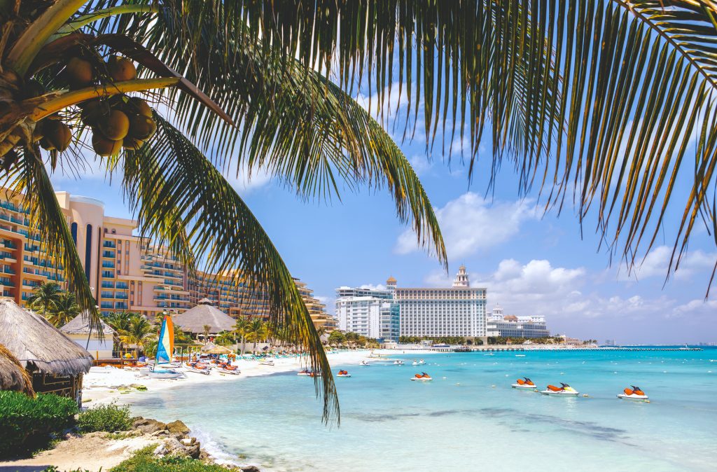 Playa de Cancun con hoteles de fondo