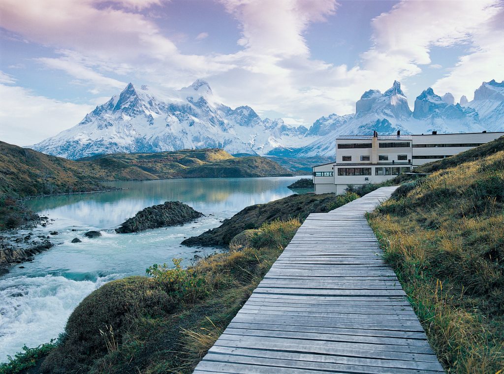 Hotel Explora Patagonia con las Torres del Paine nevadas de fondo