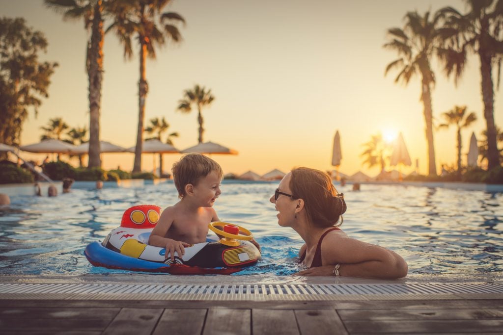 Mama e hijo en la piscina