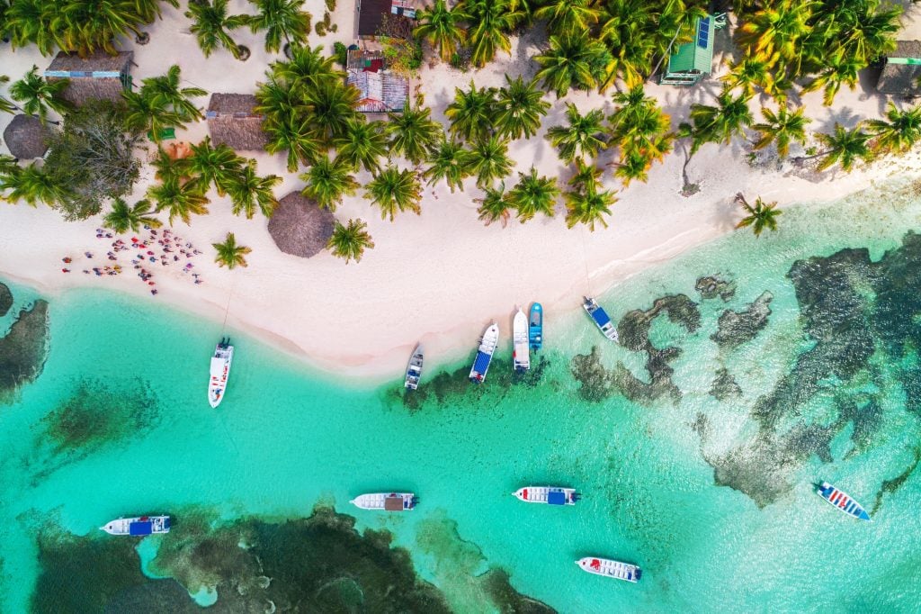 Playa de Republica Dominicana desde el aire.