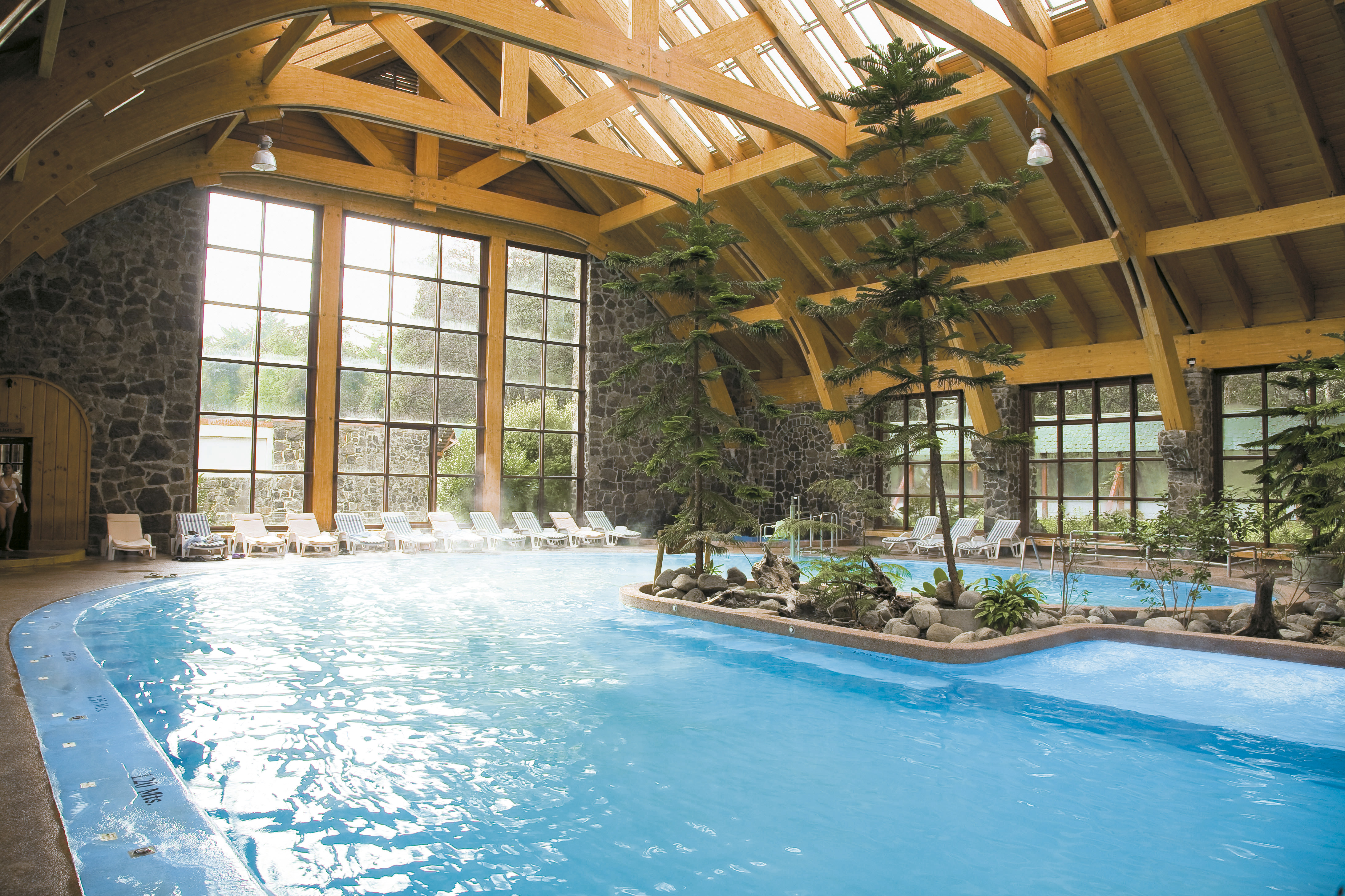 Piscina termal cubierta en Termas de Puyehue